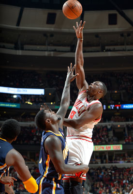 Luol Deng recorded 22 points and six rebounds as Chicago moved to 5-0 in the preseason.