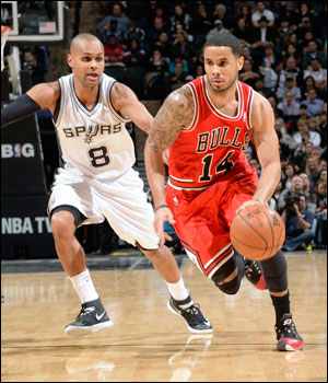 Augustin scored 15 as the Bulls improved to  23-22 and won the first of six games in this Western Conference road trip.